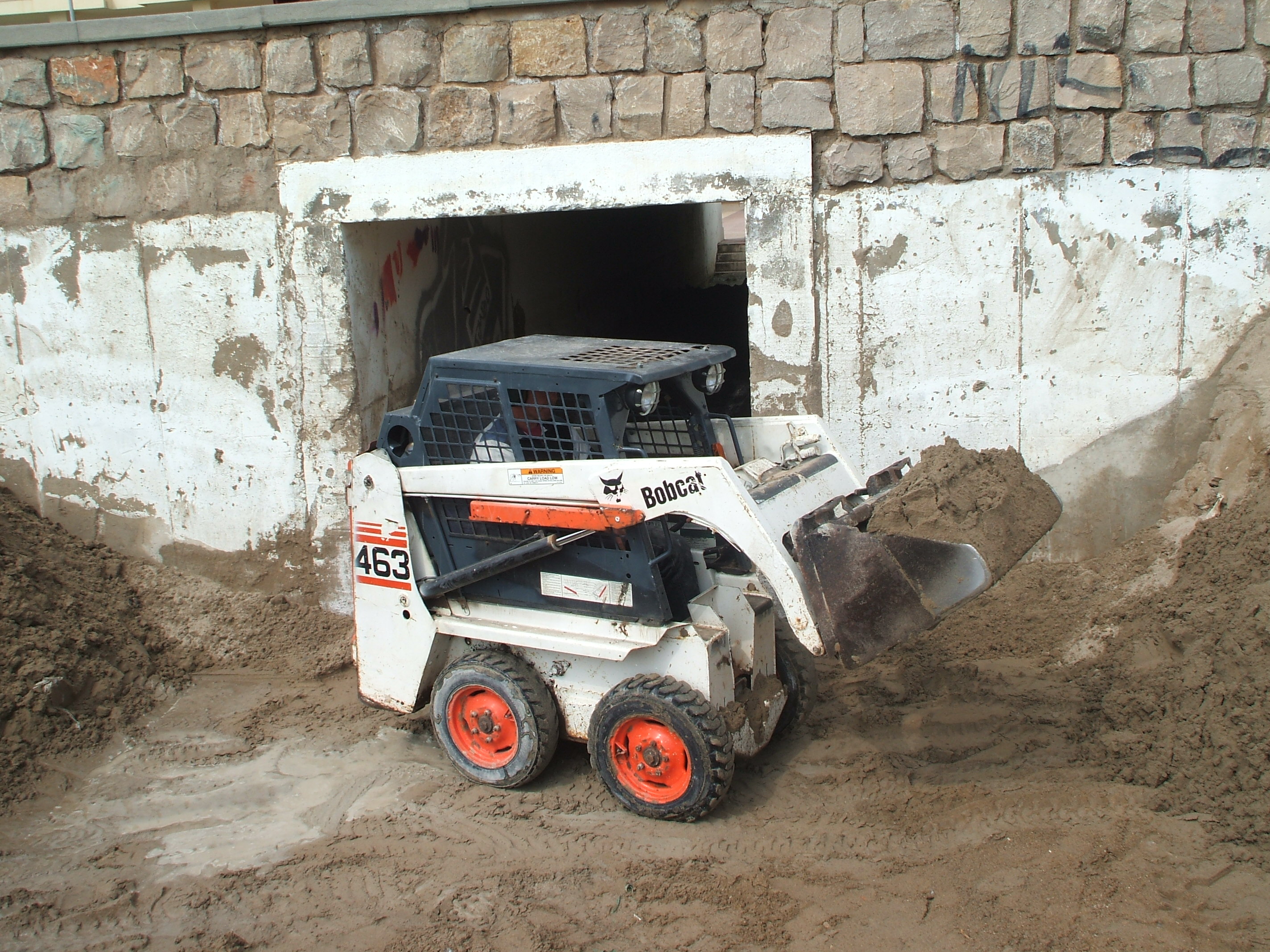 Mini excavadora amarilla y negra