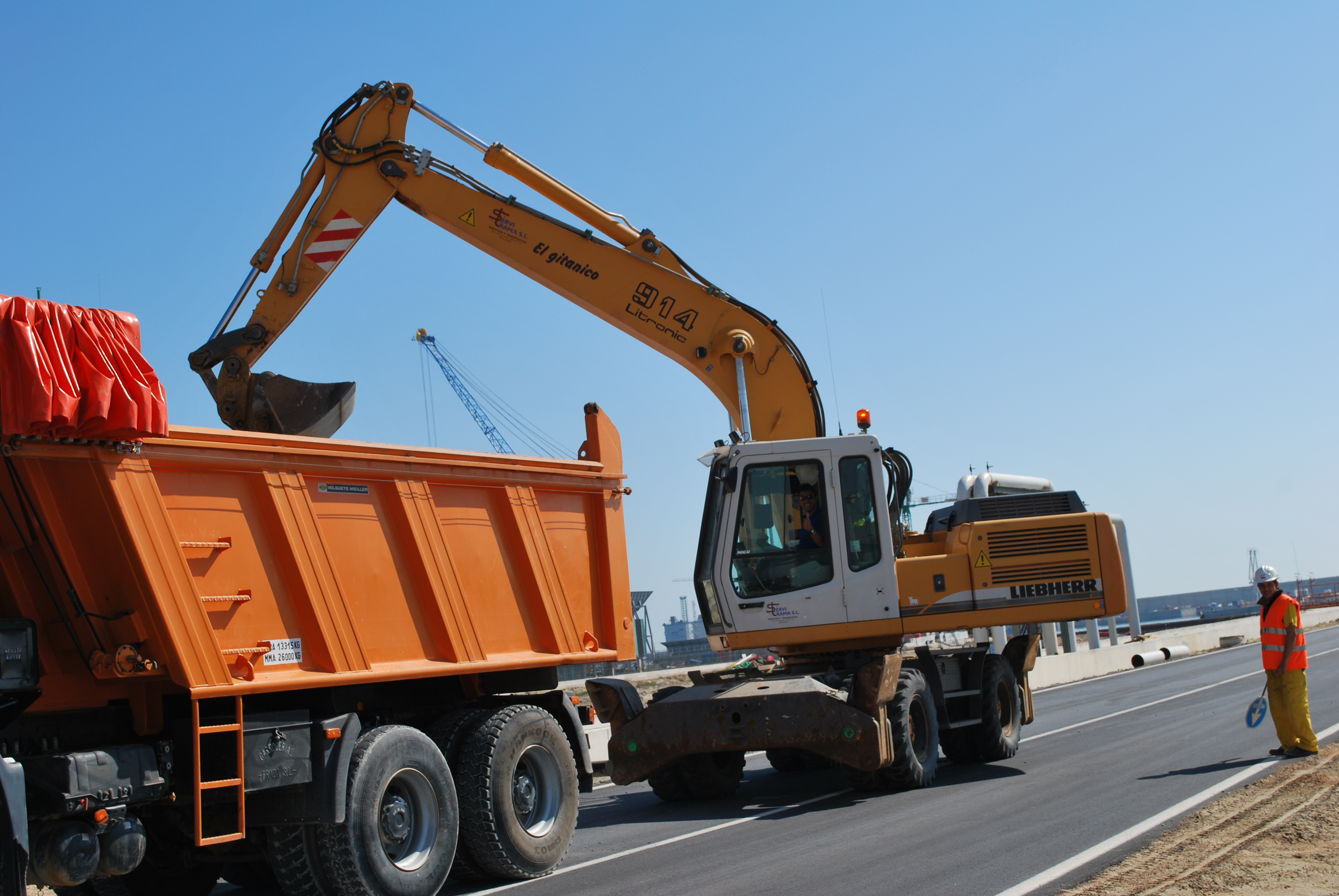 Camión articulado naranja